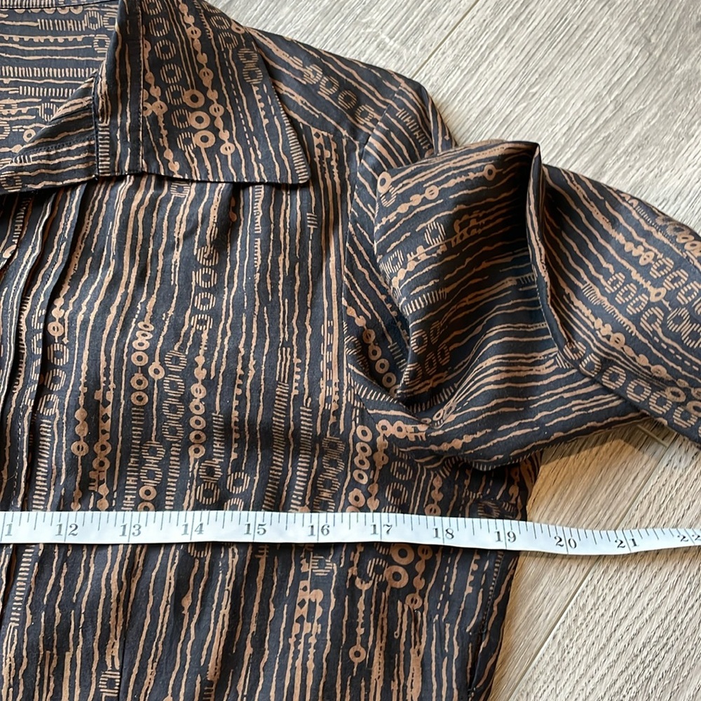 Fall Rrown & gold button down with pleating and circular design pattern - Picture 4 of 8